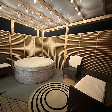 Lovely 3 Bed With Jacuzzi, Close To Airport, Driveway, Wifi Edimburgo Exterior foto