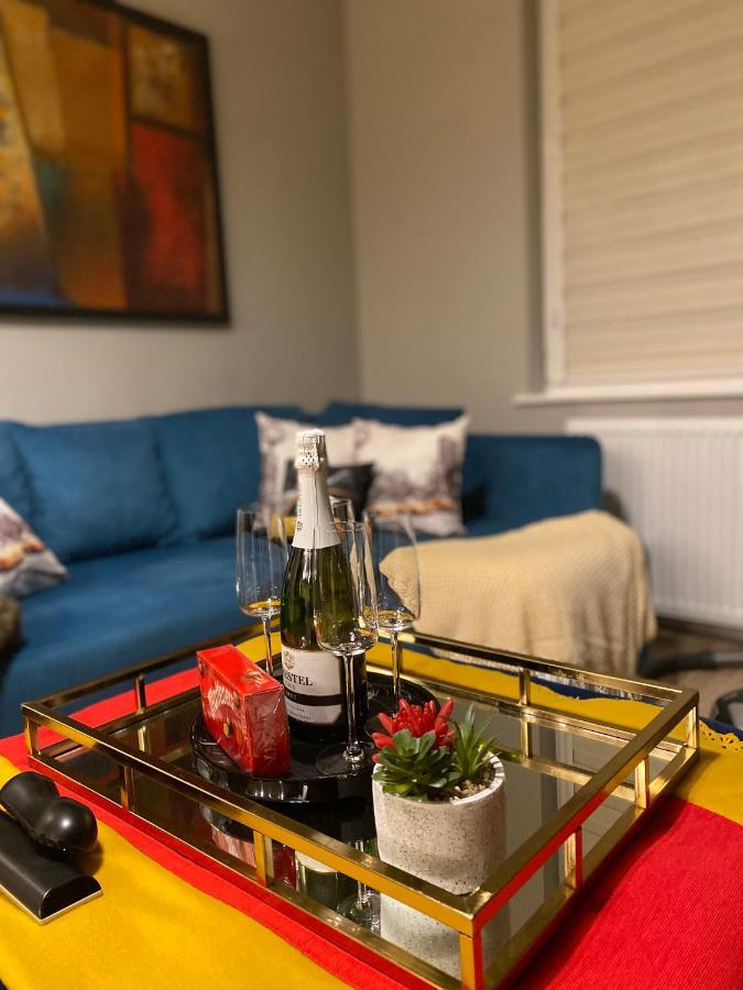 Lovely 3 Bed With Jacuzzi, Close To Airport, Driveway, Wifi Edimburgo Exterior foto