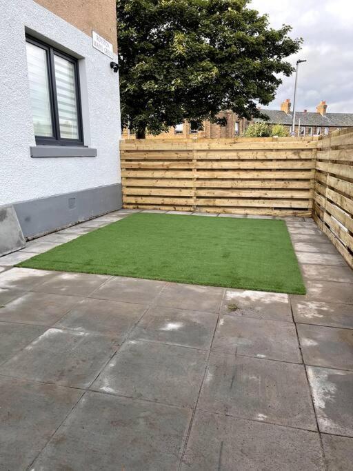 Lovely 3 Bed With Jacuzzi, Close To Airport, Driveway, Wifi Edimburgo Exterior foto