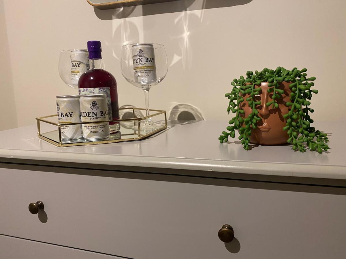 Lovely 3 Bed With Jacuzzi, Close To Airport, Driveway, Wifi Edimburgo Exterior foto