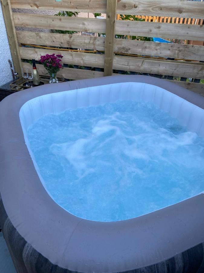 Lovely 3 Bed With Jacuzzi, Close To Airport, Driveway, Wifi Edimburgo Exterior foto