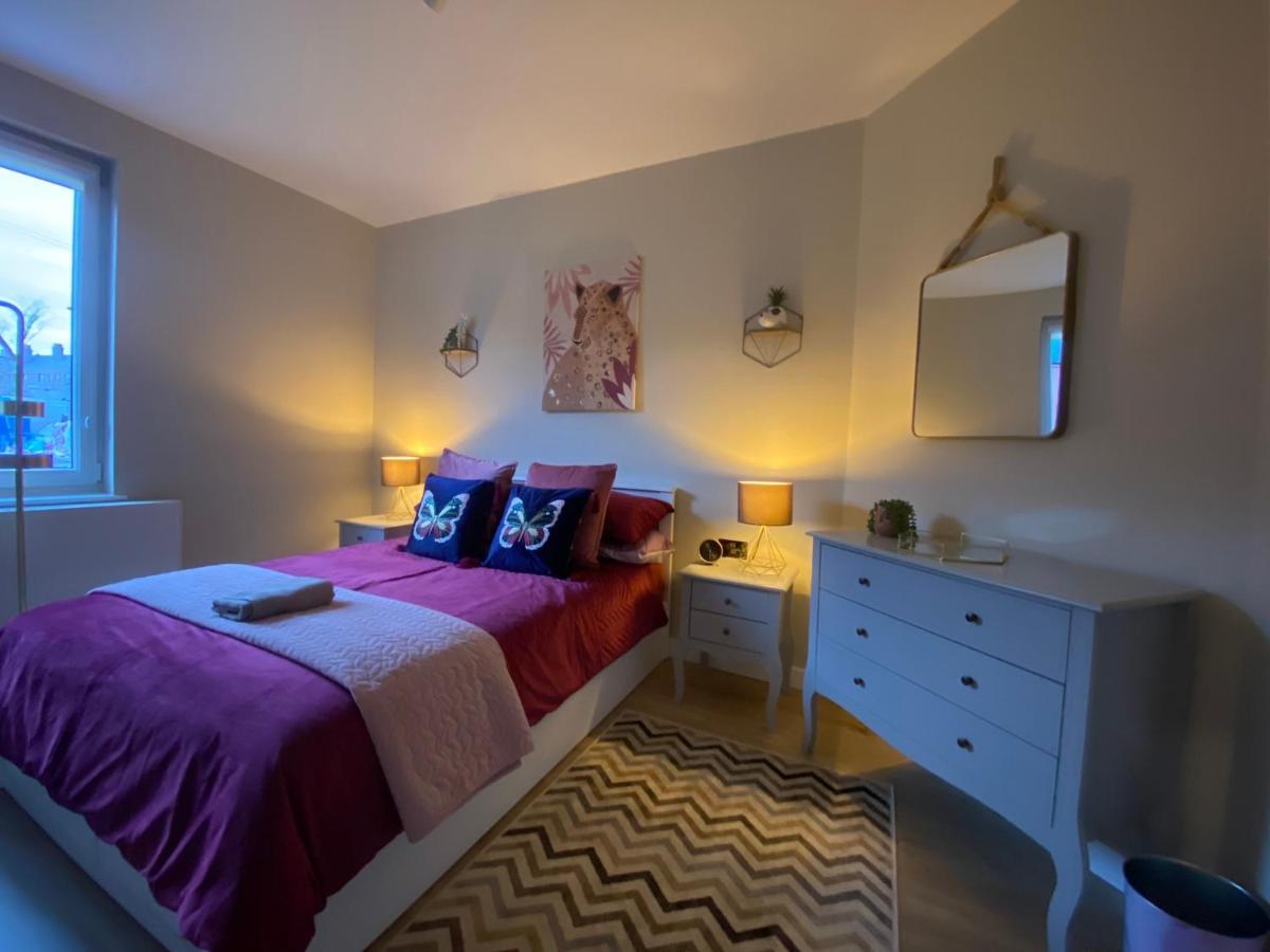 Lovely 3 Bed With Jacuzzi, Close To Airport, Driveway, Wifi Edimburgo Exterior foto